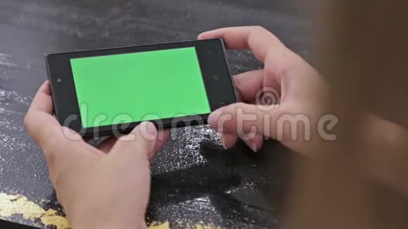 女性使用智能手机与绿色屏幕视频的预览图