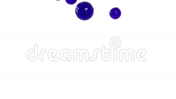 紫色水滴落在白色表面缓慢运动透明液体视频的预览图