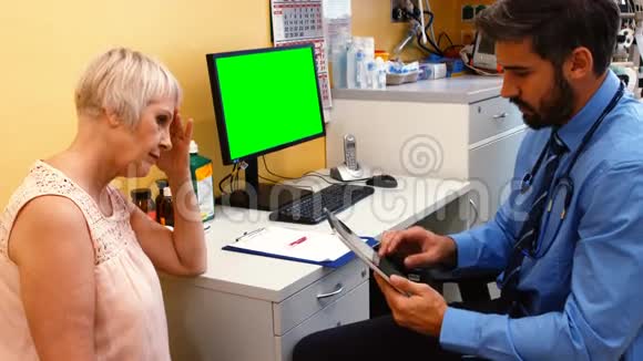 医生和病人讨论数字平板电脑视频的预览图