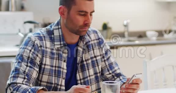 男人用手机吃早餐视频的预览图