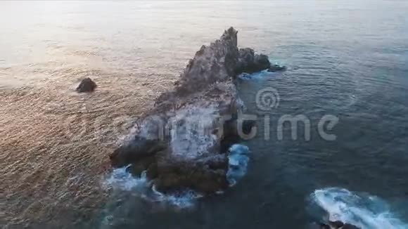 从悬崖上飞到海里鸟在海里的岩石上有鸟在海中的岛屿视频的预览图