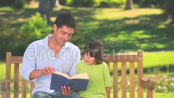 一个人和他儿子一起读书视频的预览图