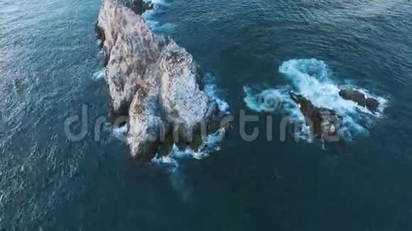 从悬崖上飞到海里鸟在海里的岩石上有鸟在海中的岛屿视频的预览图