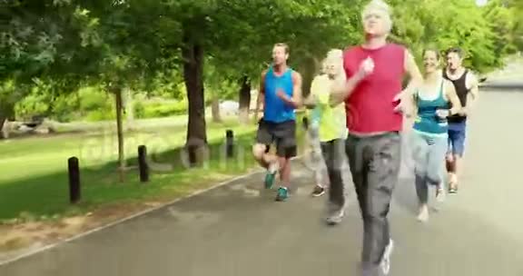 田径组在公园跑步视频的预览图