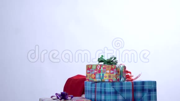 圣诞老人在白色背景下积极的情绪视频的预览图