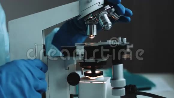 科学家在实验室用显微镜工作视频的预览图