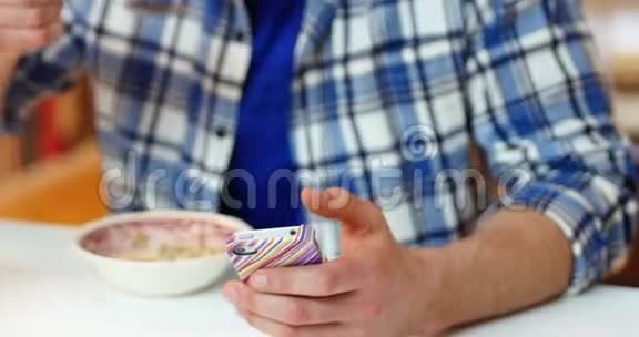 男人用手机吃早餐视频的预览图