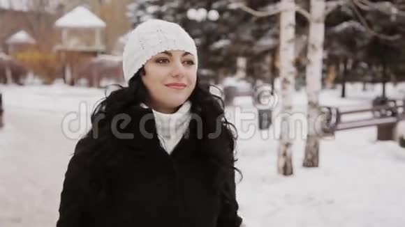 美丽的女孩在冬季公园视频的预览图