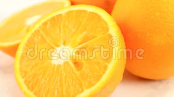 新鲜的柑橘类水果旋转关于健康食品和饮食概念的视频片段旋转的湿橙子上面有水滴视频的预览图