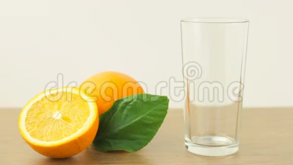 新鲜的柑橘类水果健康食品和饮食概念的视频片段橙汁倒入玻璃杯中切片或视频的预览图