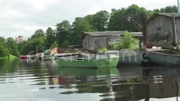 渔船停泊摄影机的动作视频的预览图