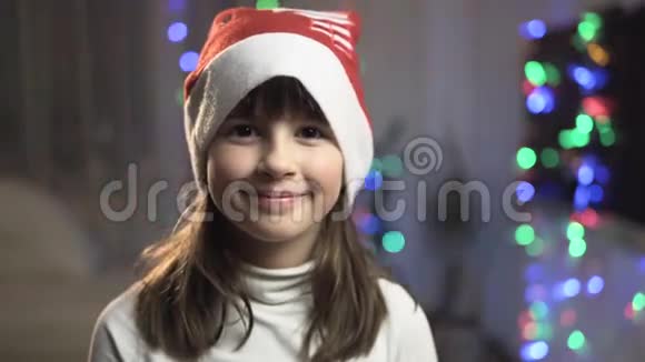 圣诞帽中少女微笑的肖像视频的预览图
