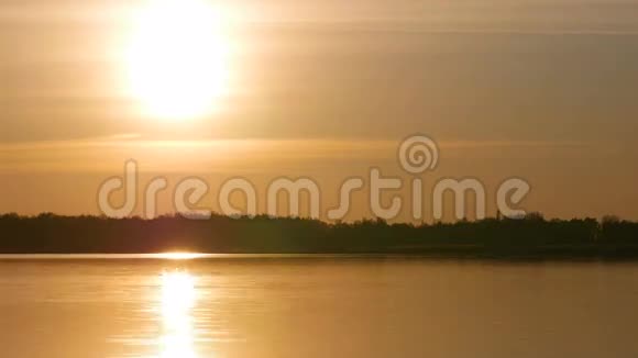 太阳和橘色的云彩在河上映出夕阳视频的预览图