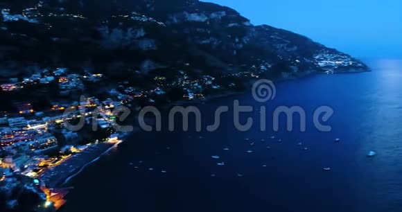在意大利阿马尔菲海岸的波西塔诺的美丽飞行视频的预览图