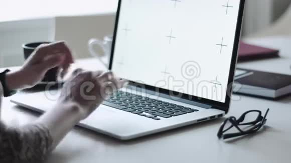 女性在工作场所用笔记本电脑打字视频的预览图