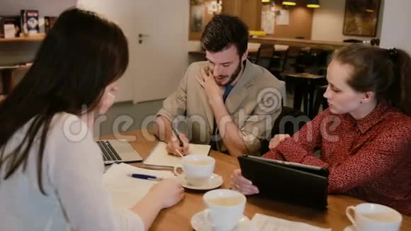 咖啡馆的小企业团队会议视频的预览图