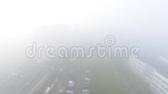 俄罗斯莫斯科的雾天早晨视频的预览图