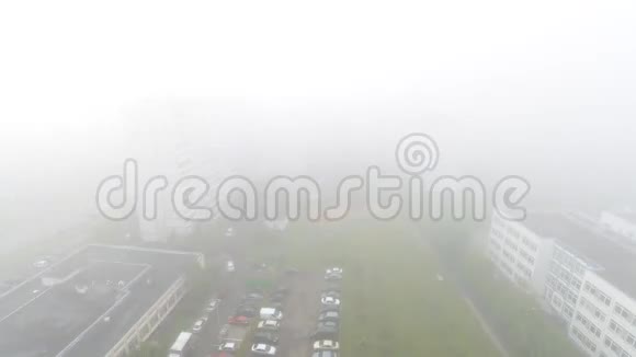 俄罗斯莫斯科的雾天早晨视频的预览图