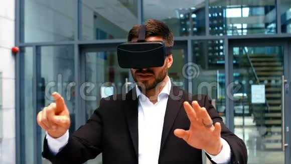 商人使用现实虚拟耳机视频的预览图