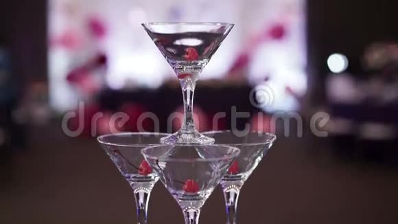 派对上的装饰和香槟金字塔视频的预览图