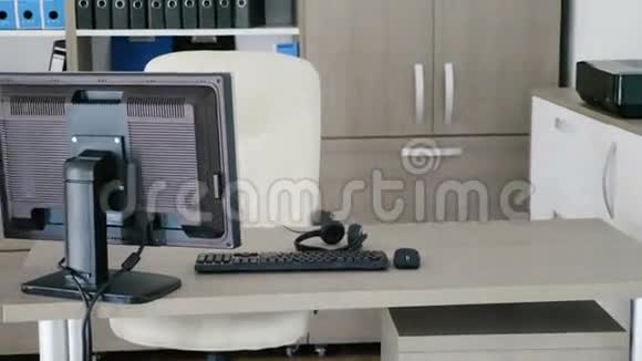桌子上有电脑的现代化空办公室视频的预览图