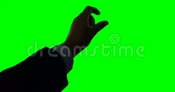 在绿屏背景下做手势的人视频的预览图