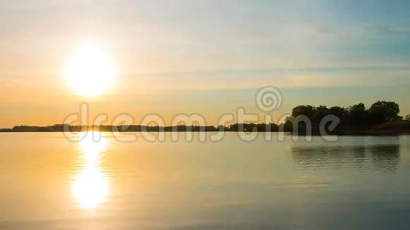 夕阳西下伴着太阳和橙云视频的预览图