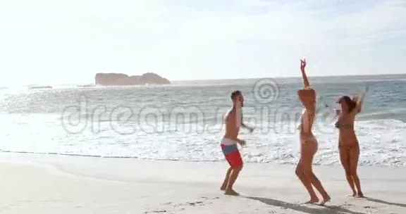 快乐的朋友在海滩上跳跃视频的预览图