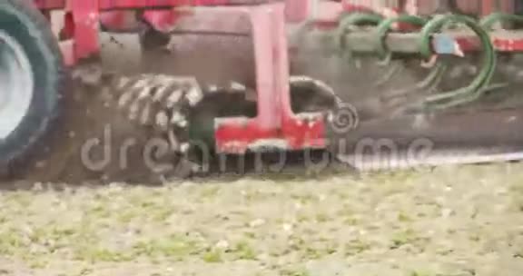 农业背景农民在地里干活视频的预览图