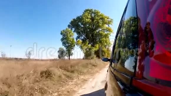 开车穿过农村相机留在外面视频的预览图