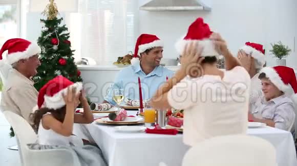 家人一起吃圣诞晚餐视频的预览图