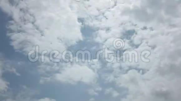 高清晰度时间穿越多云蓝色天空视频的预览图