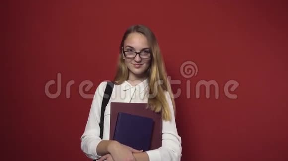 可爱的学生金发女孩在红色视频的预览图