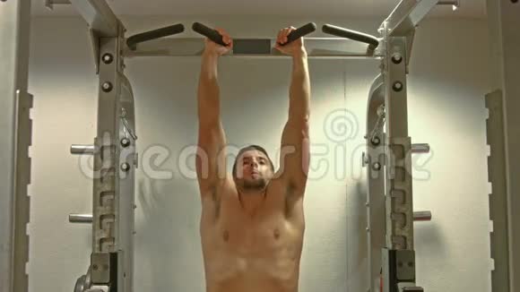 健身男在健身室做拉力视频的预览图