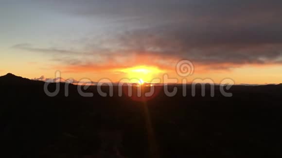 在夏威夷考艾岛的怀米亚峡谷的卡拉劳山谷眺望日出视频的预览图