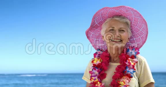 年长的女人对着镜头微笑视频的预览图