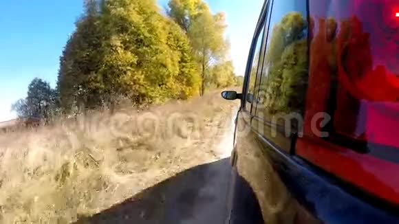 开车穿过农村相机留在外面视频的预览图