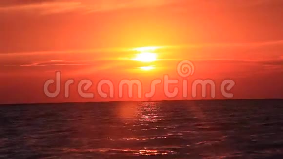 日落时海滩和大海视频的预览图