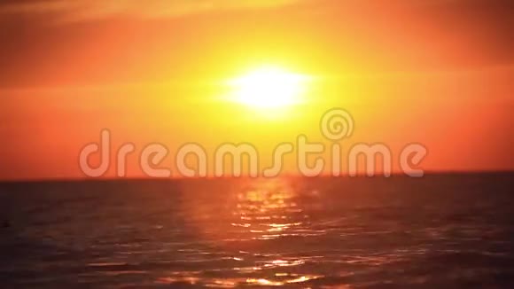 日落时海滩和大海视频的预览图