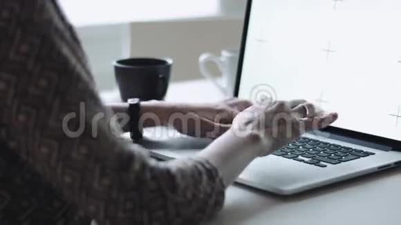 女性在工作场所用笔记本电脑打字视频的预览图