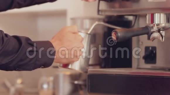 咖啡机蒸牛奶咖啡师视频的预览图