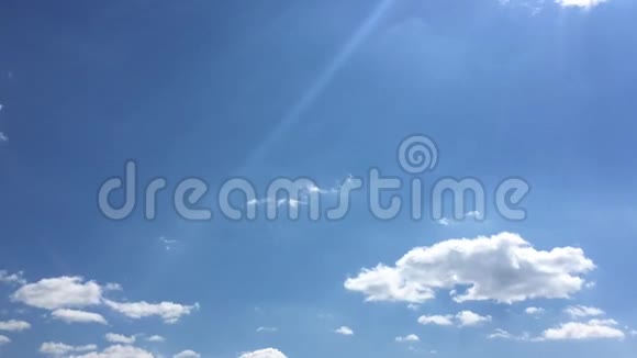 美丽的蓝天有云的背景天空云天空有云天气自然云蓝蓝天上有云彩视频的预览图