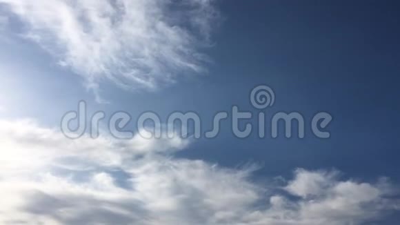 美丽的蓝天有云的背景天空云天空有云天气自然云蓝蓝天上有云彩视频的预览图