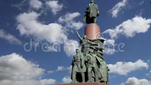 1985年弗拉基米尔列宁纪念碑雕塑家克贝尔和建筑师马卡列维奇莫斯科市中心卡鲁日斯卡亚广场视频的预览图