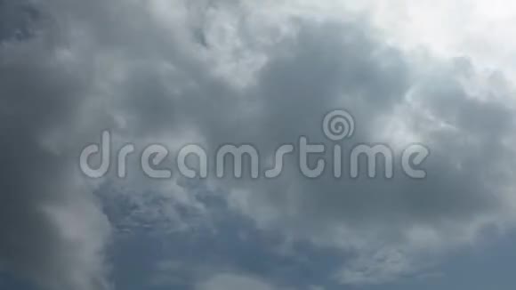 高清晰度时间穿越多云蓝色天空视频的预览图