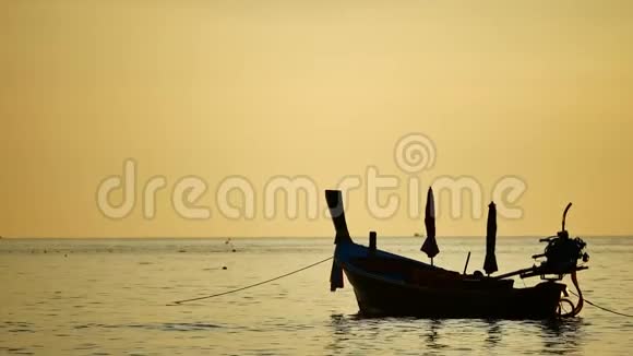 在安达曼海中漂浮着金光的剪影船游视频的预览图