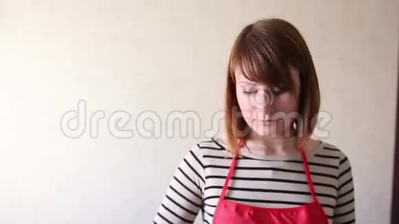 年轻女子正在厨房做饭视频的预览图