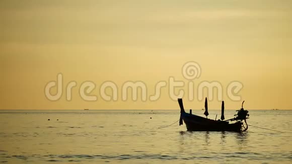 在安达曼海中漂浮着金光的剪影船游视频的预览图