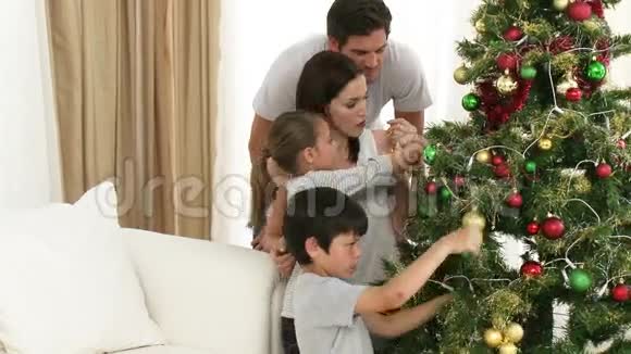 一家人一起装饰圣诞树视频的预览图