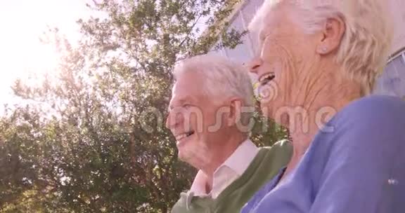 快乐的老两口坐在一起视频的预览图